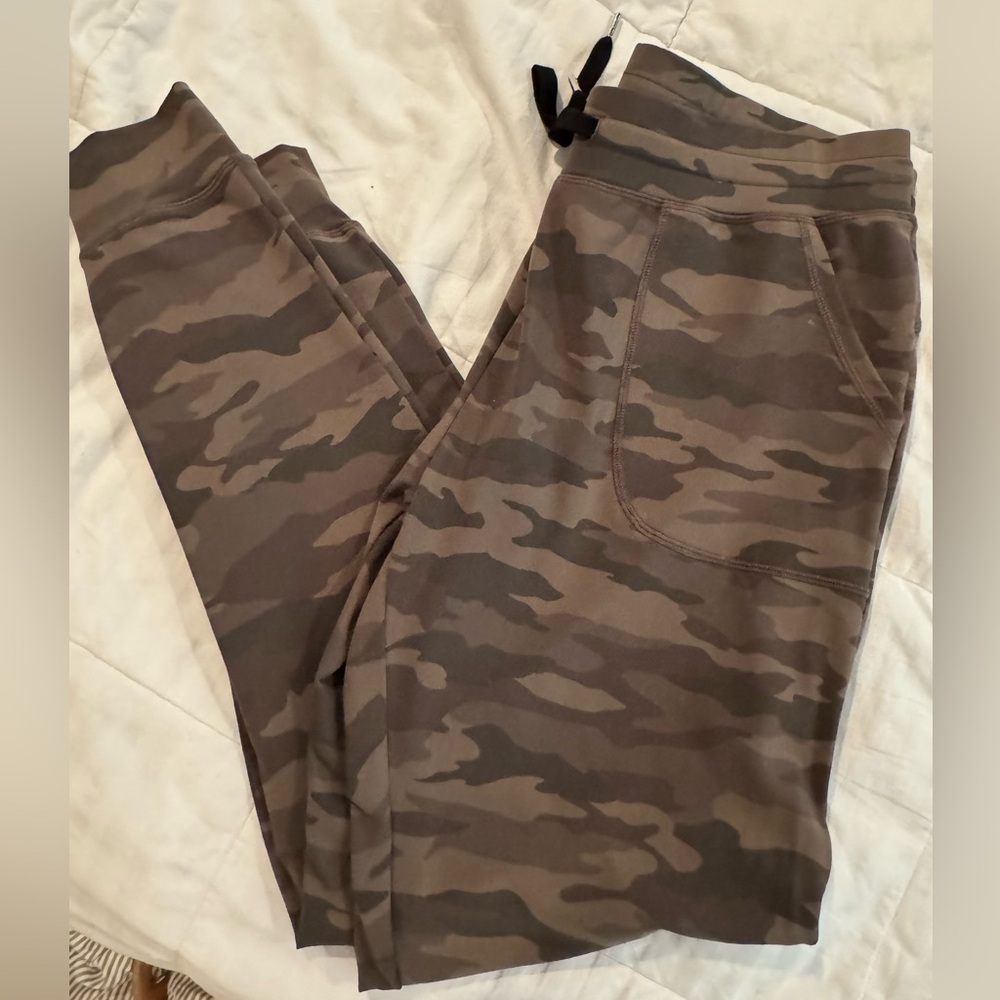 Zyia camo unwind joggers